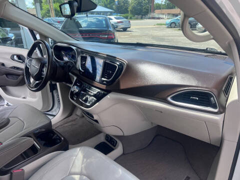 2017 Chrysler Pacifica Touring-L