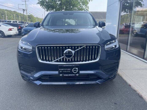 2022 Volvo XC90 T6 Momentum 6-Passenger
