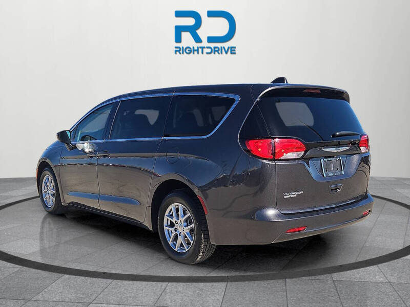 2022 Chrysler Voyager LX
