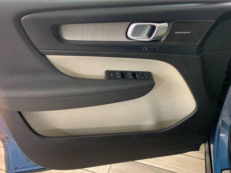 2023 Volvo XC40 B4 Ultimate Dark Theme