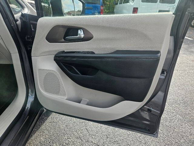2022 Chrysler Voyager LX