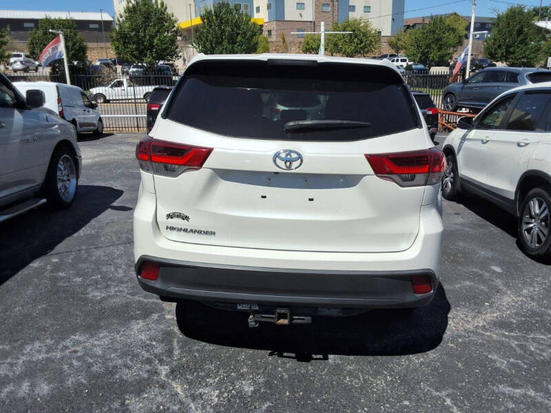 2018 Toyota Highlander LE photo 3