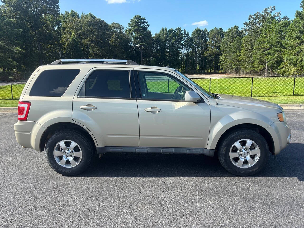 Gold Leaf Metallic 2011 Ford Escape SUV / Crossover Front-Wheel Drive 6-Speed Automatic