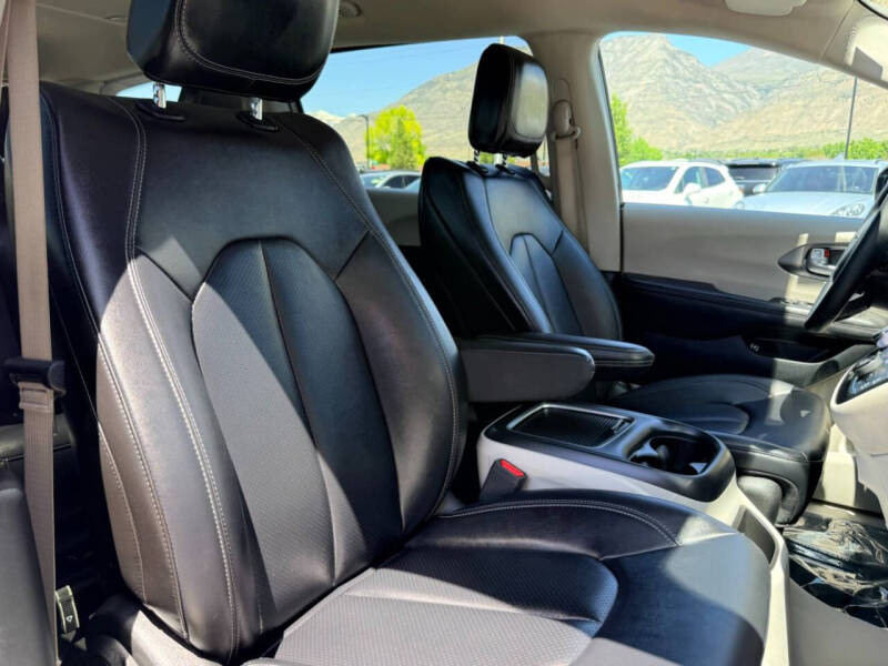 2024 Chrysler Pacifica Plug-In Hybrid Select