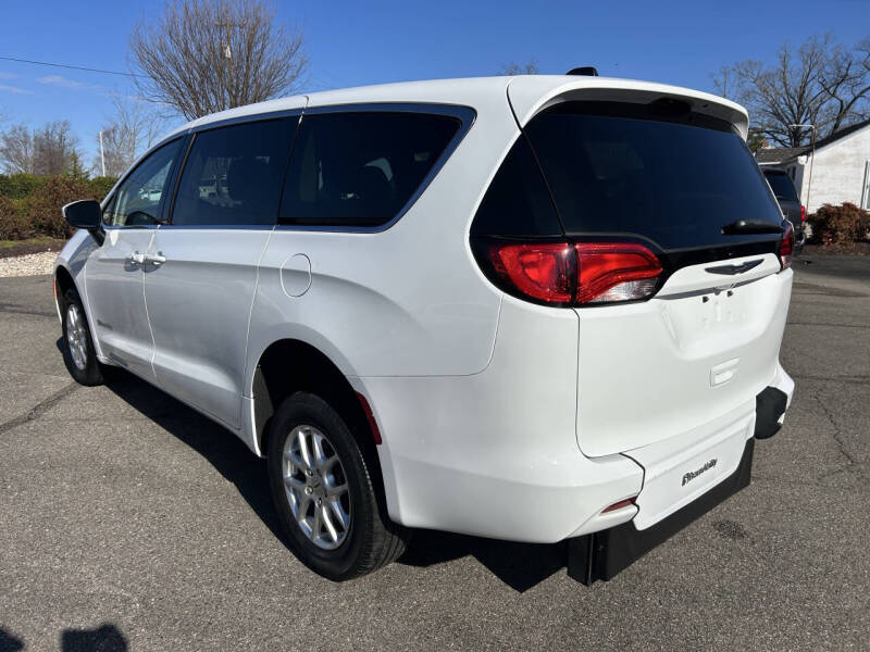 2023 Chrysler Voyager LX