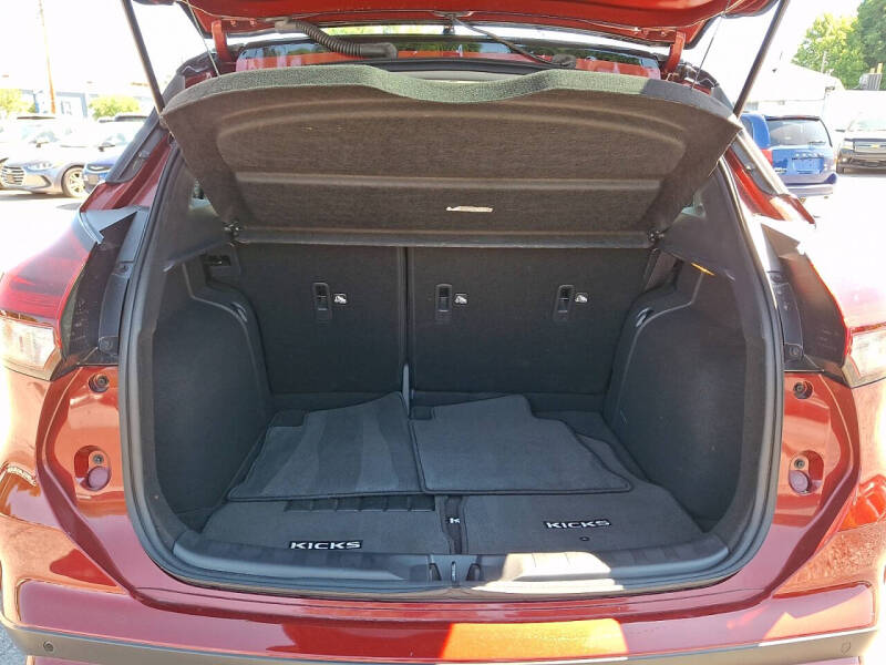 2023 Nissan Kicks SR