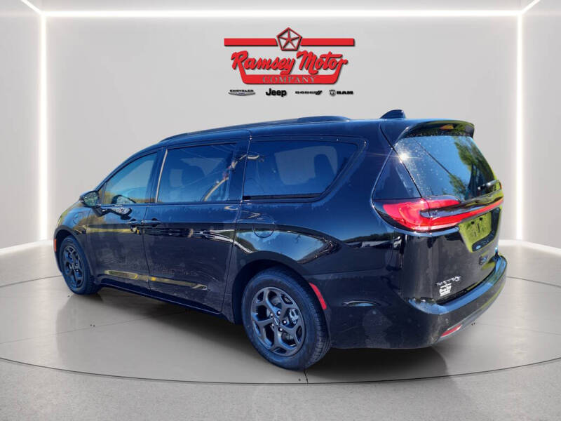 2024 Chrysler Pacifica Plug-In Hybrid Select