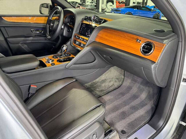 2023 Bentley Bentayga EWB V8