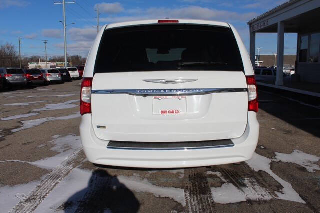 2014 Chrysler Town & Country Touring photo 6