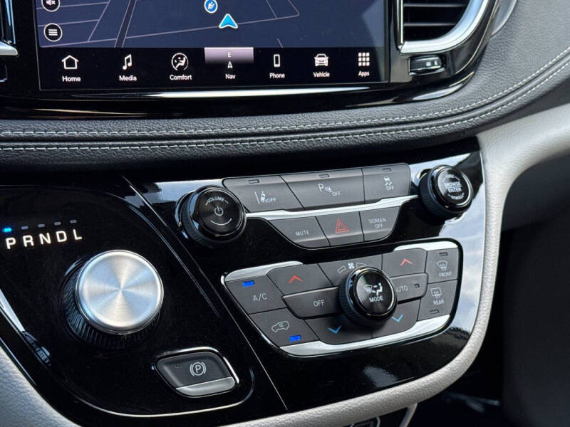 2024 Chrysler Pacifica Plug-In Hybrid Select