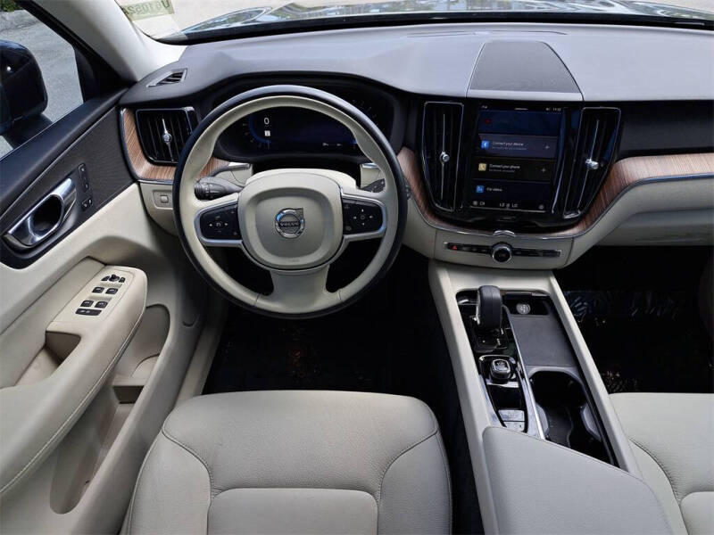 2022 Volvo XC60 B5 Momentum