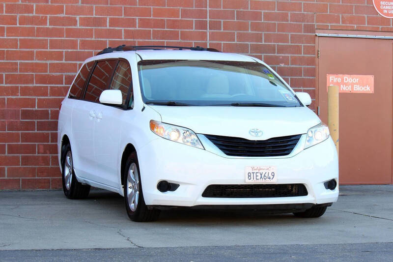 2013 Toyota Sienna LE 8-Passenger