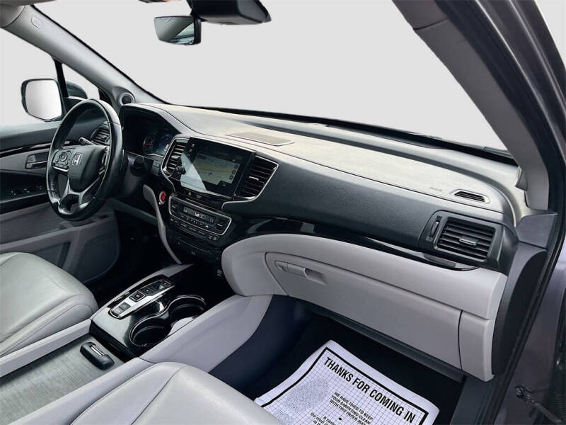 2021 Honda Pilot Touring w/Rear Captain's Chairs