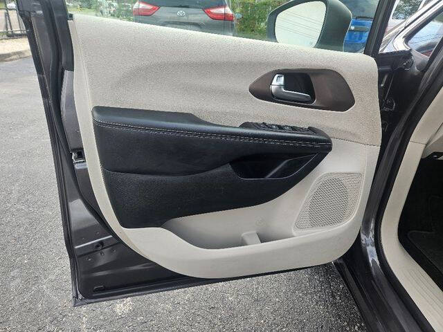 2022 Chrysler Voyager LX