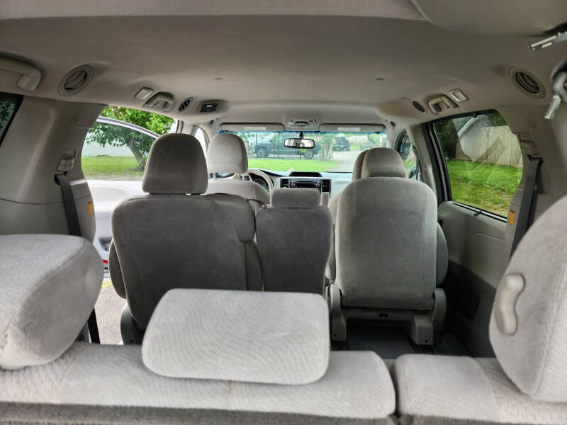 2013 Toyota Sienna L photo 29