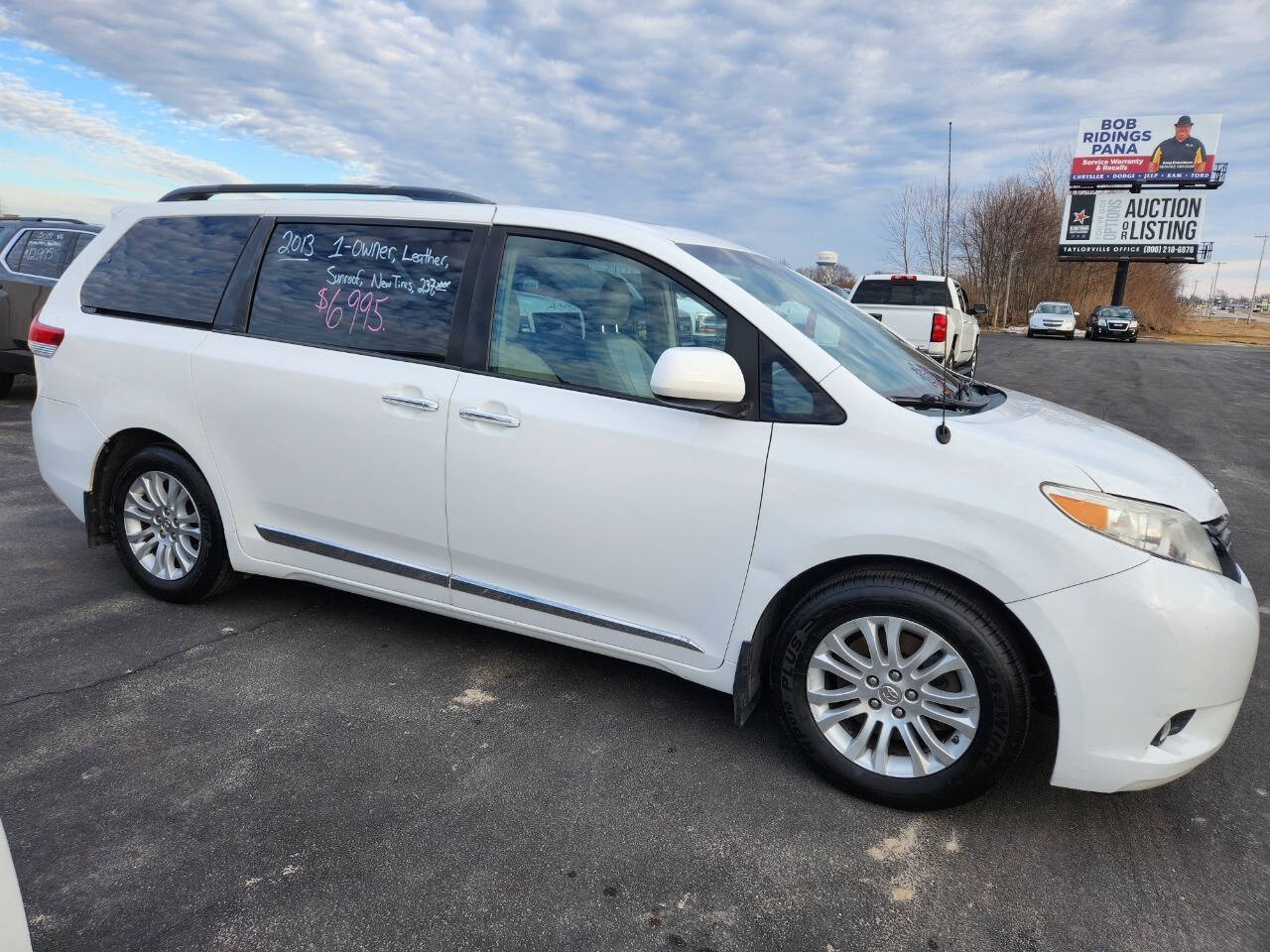 Off White 2013 Toyota Sienna XLE 7-Passenger Auto Access Seat XLE 7-Passenger Auto Access Seat 4dr Mini-Van 1