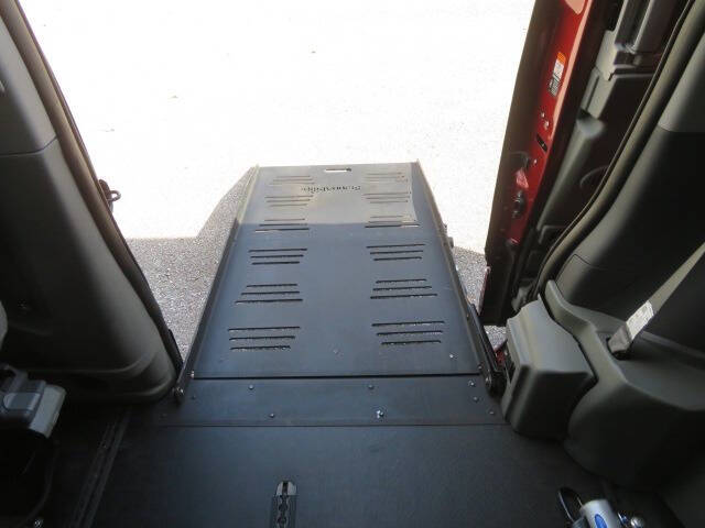 2020 Toyota Sienna LE Mobility 7-Passenger