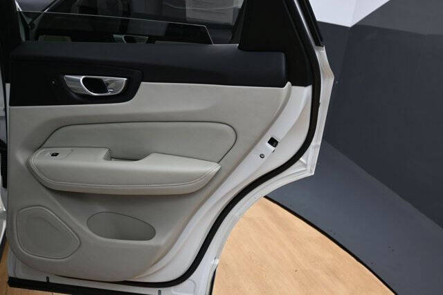 2024 Volvo XC60 B5 Core Dark Theme