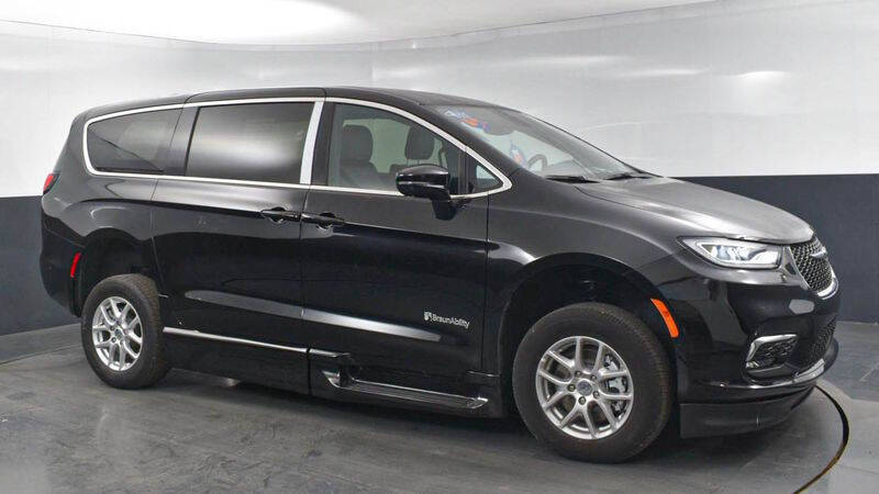 2025 Chrysler Pacifica Select