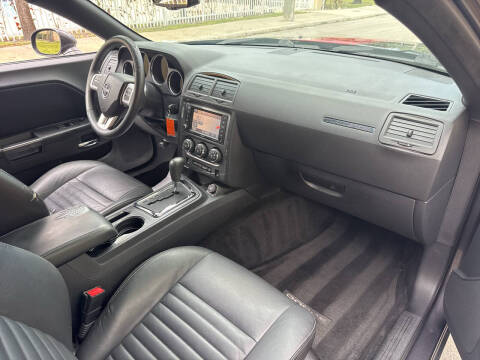 2013 Dodge Challenger SXT Plus