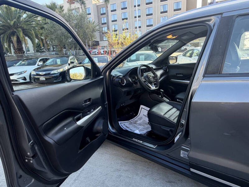 2020 Nissan Kicks SR
