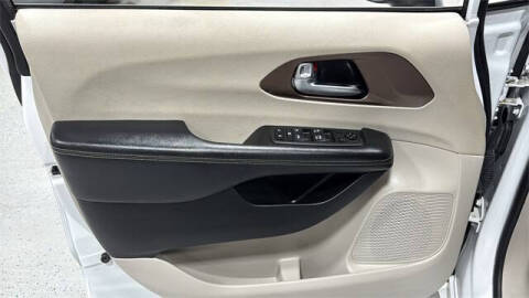 2022 Chrysler Voyager LX