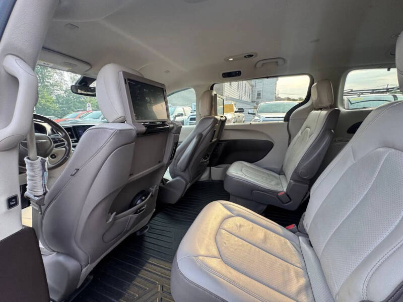 2017 Chrysler Pacifica Touring-L Plus