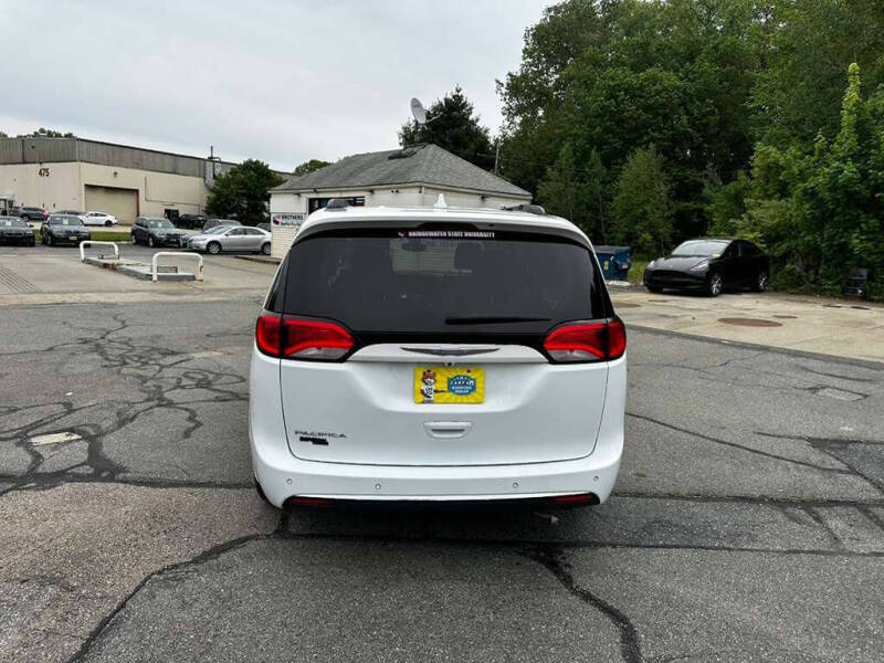 2017 Chrysler Pacifica Touring-L