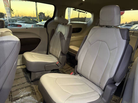 2017 Chrysler Pacifica Touring-L Plus