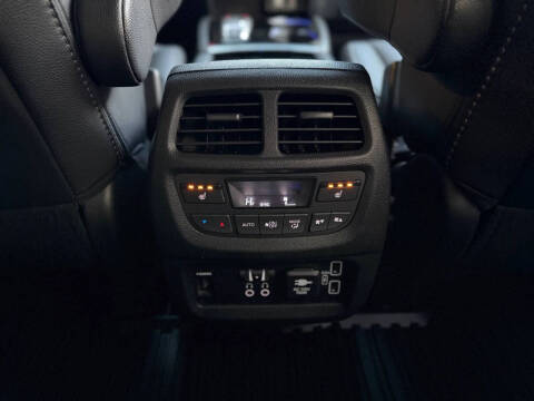 2021 Honda Pilot Touring w/Rear Captain's Chairs