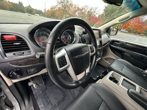 2016 Chrysler Town and Country Touring