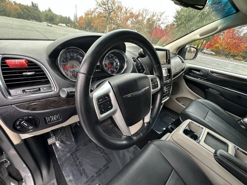 2016 Chrysler Town and Country Touring