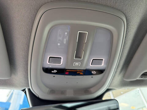 2024 Volvo XC40 B5 Ultimate Bright Theme