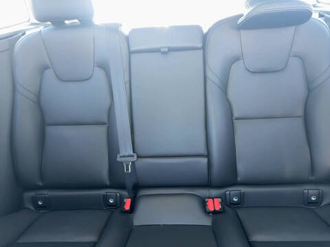 2025 Volvo XC60 B5 Core Dark Theme