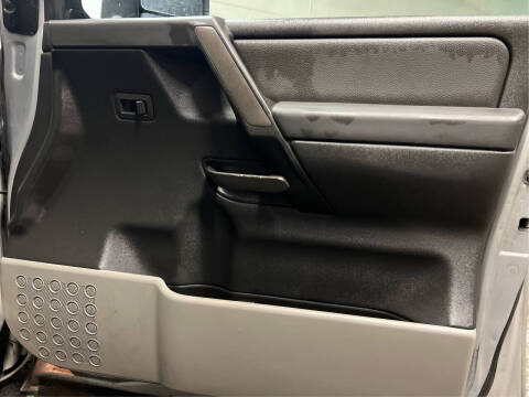 2004 Nissan Titan LE