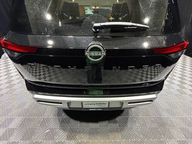 2025 Nissan Pathfinder SL