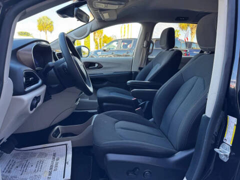2024 Chrysler Voyager LX