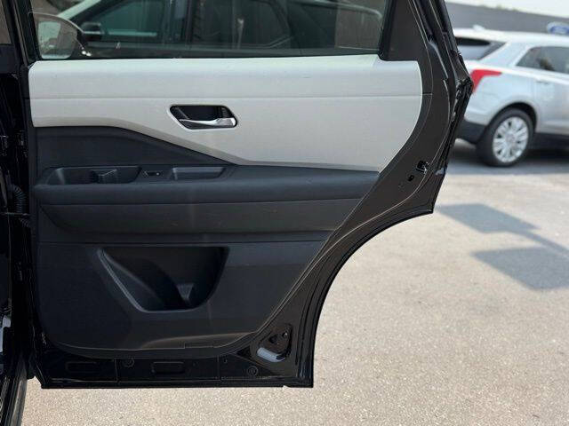 2022 Nissan Pathfinder SV