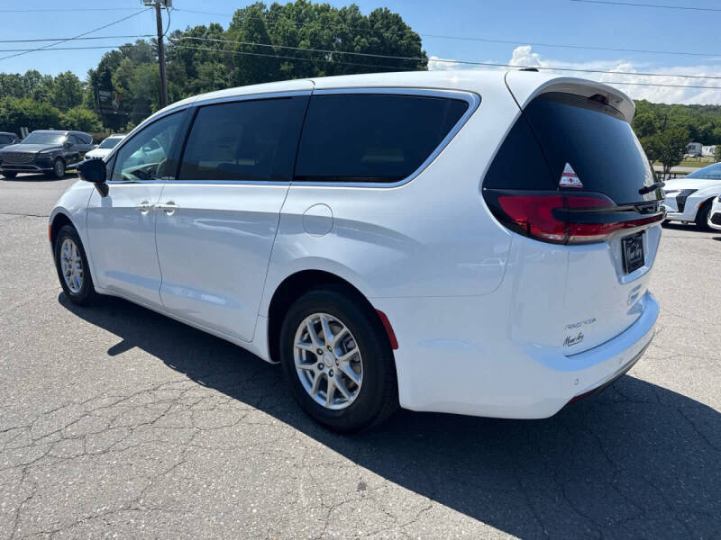2027 Chrysler Pacifica Select
