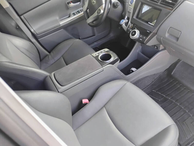 2014 Toyota Prius v Five