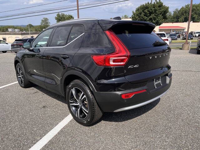 2025 Volvo XC40 B5 Core Bright Theme