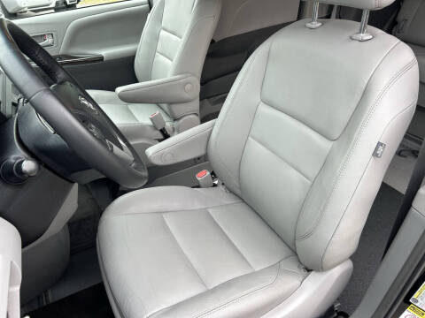 2017 Toyota Sienna XLE 7-Passenger Auto Access Seat