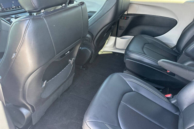 2024 Chrysler Pacifica Plug-In Hybrid Select