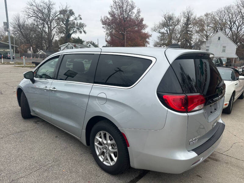 2022 Chrysler Voyager LX