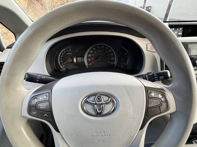 2013 Toyota Sienna LE 8-Passenger