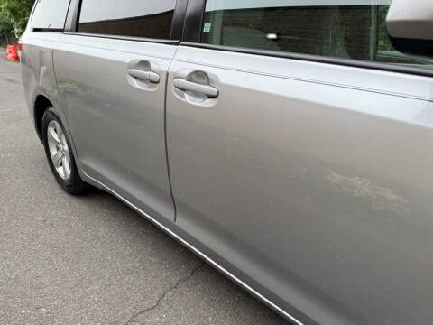 2013 Toyota Sienna LE 8-Passenger