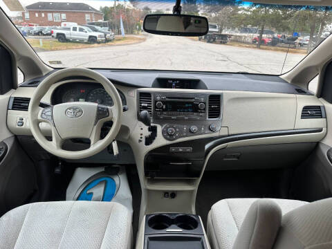 2011 Toyota Sienna LE 7-Passenger Auto Access Seat