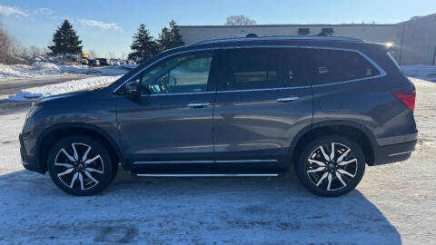 2019 Honda Pilot Touring w/Rear Captain's Chairs