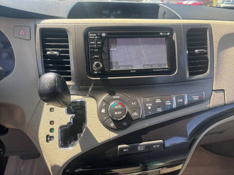 2013 Toyota Sienna LE 7-Passenger Auto Access Seat