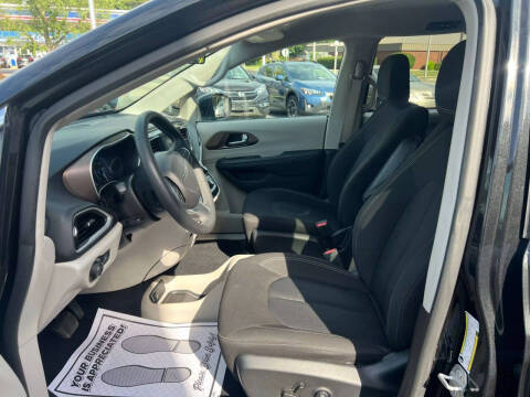 2022 Chrysler Voyager LX